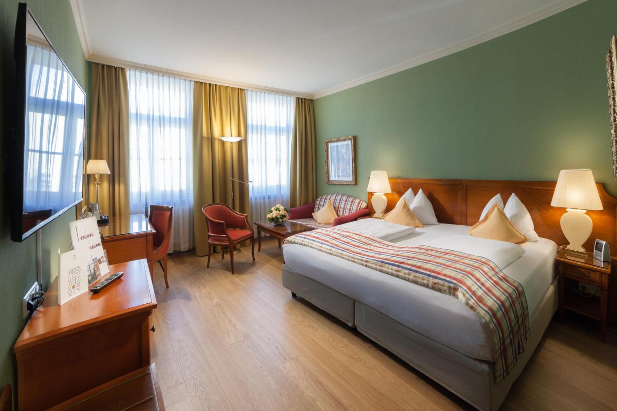 Hotel Goldene Sonne Ландсхут Экстерьер фото